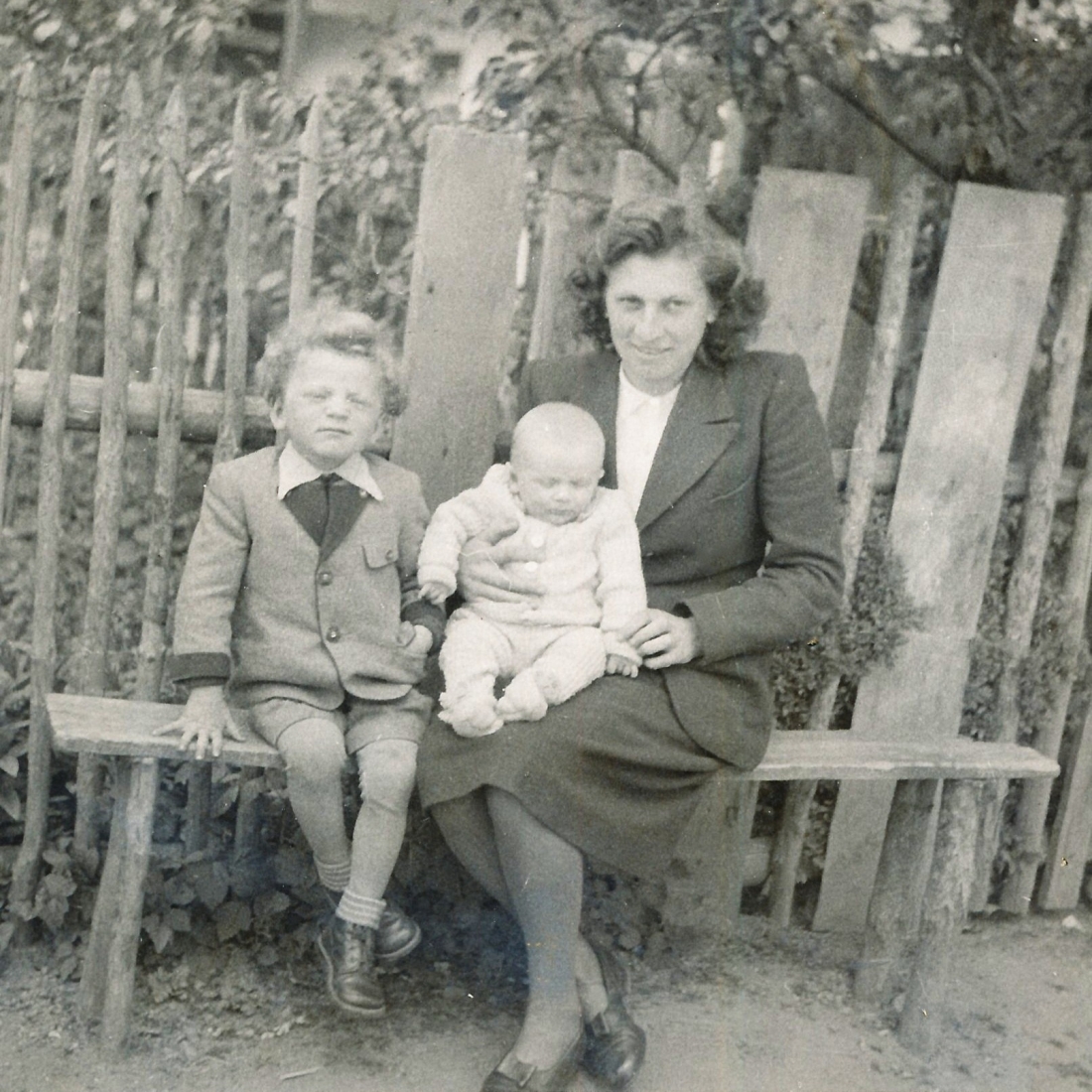 Maria Ratz (geb. Korbadits) mit ihren Söhnen Julius und Wolfgang vor dem Haus St. Martin 45 (Korbadits)