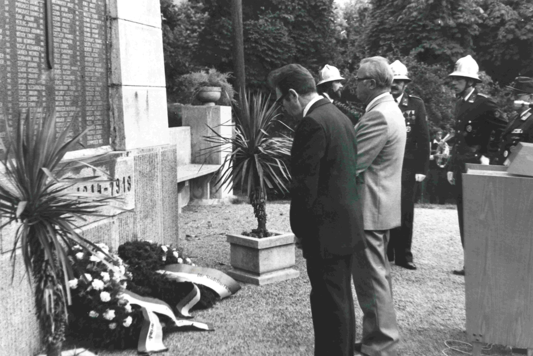 100 Jahre Feuerwehr Oberwart: Kranzniederlegung vor dem Kriegerdenkmal - Racz/Schmaldienst