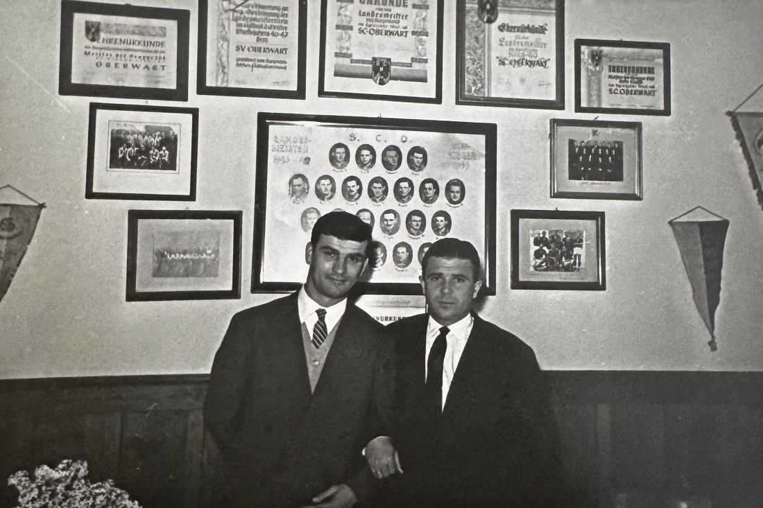 Gasthof Neubauer: die ungarischen Fußballspieler Sandor Kocsis und Ferenz Puskas vor der Ehrenwand im Vereinslokal