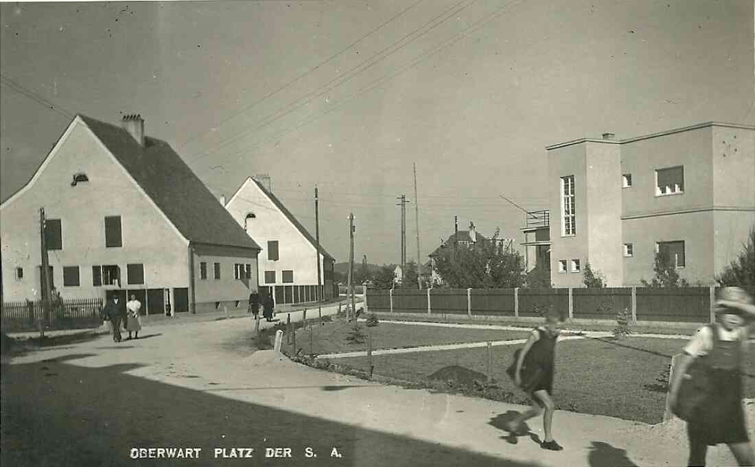 Platz der S.A. / Wohnhäuser der Bewag und rechts das Salamon Haus