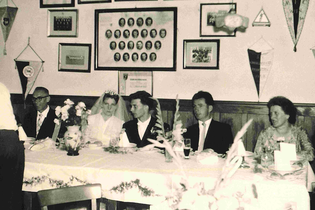 Hochzeit Erich Langer (*1934/+2010) und Elfriede Graf (*1936/+2015): an der Tafel im Gasthof Neubauer - Hicke/Miertl/Graf