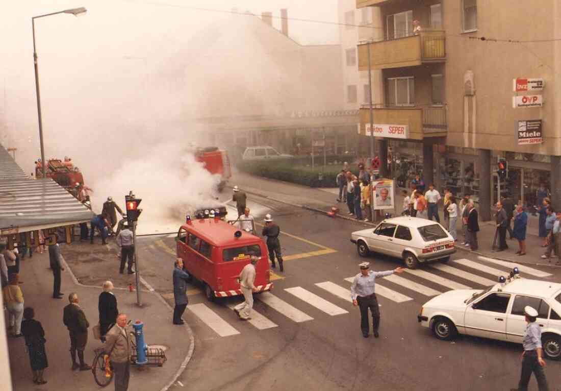 Stadtfeuerwehr: Fahrzeugbrand im Bereich Wienerstraße 1