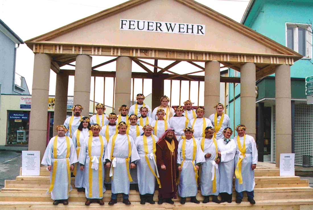 Die Feuerwehr vor "ihrem griechischen Tempel" anlässlich der IGFD-Veranstaltung am Faschingsdienstag 2002