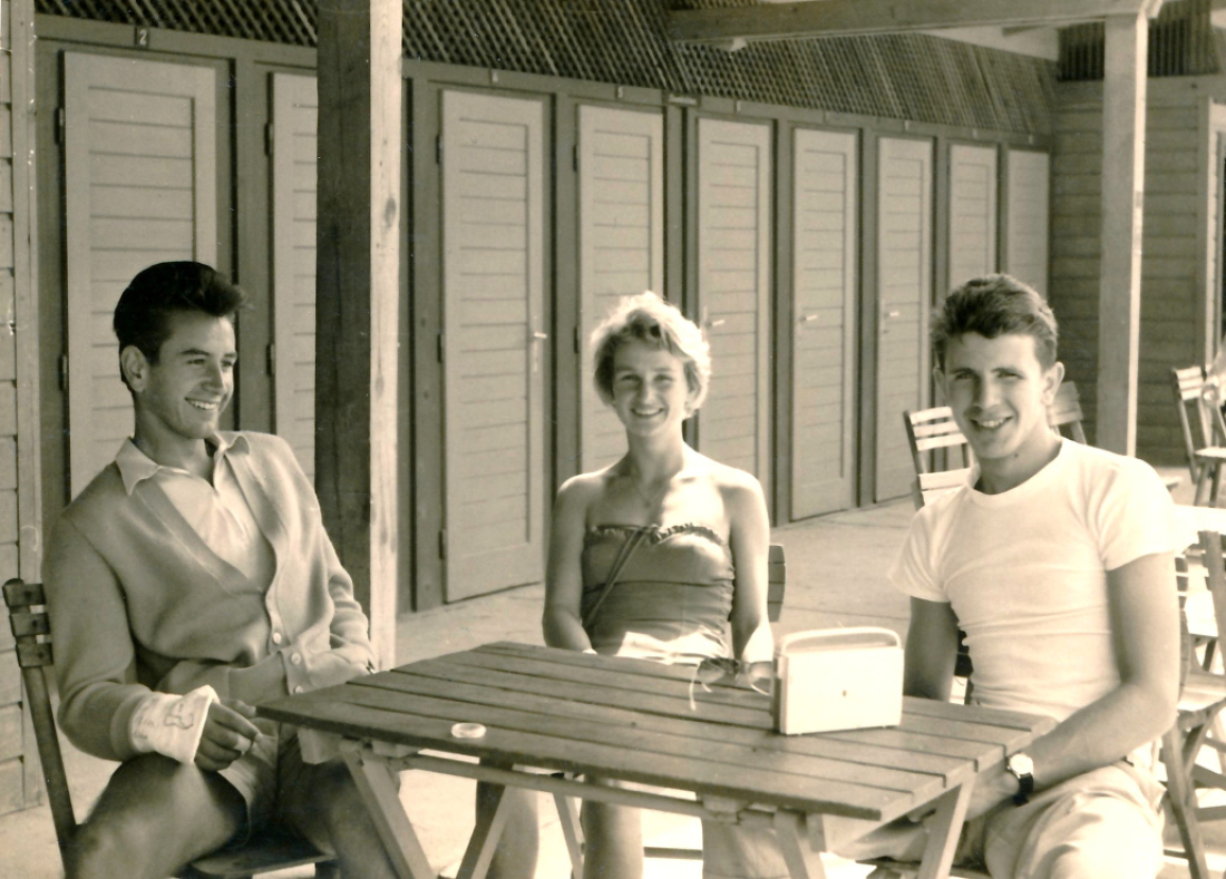 Freundesgruppe im Schwimmbad / Freibad mit kessem Kofferradio (Strauss/Weinhandl/Freiler)