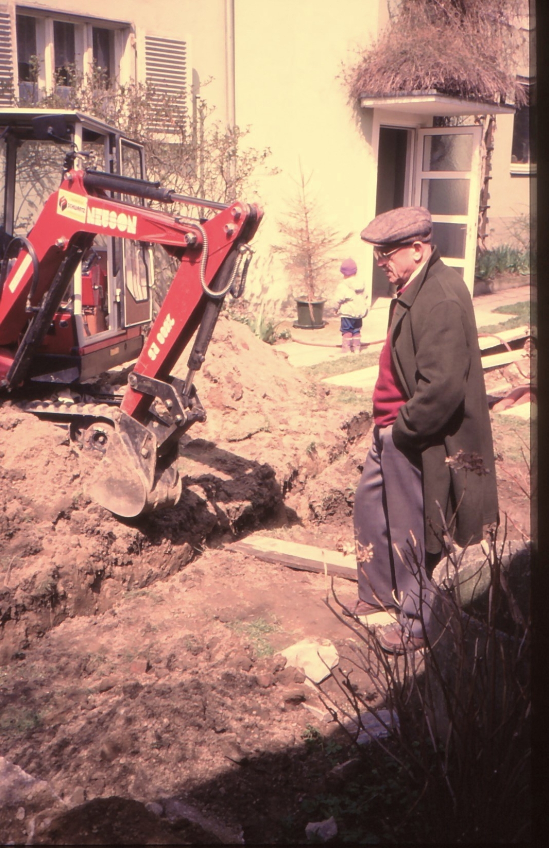 Arch. DI Rudolf Schober - Kanalgrabungsarbeiten im Garten des Hauses Schlainingerstraße 4
