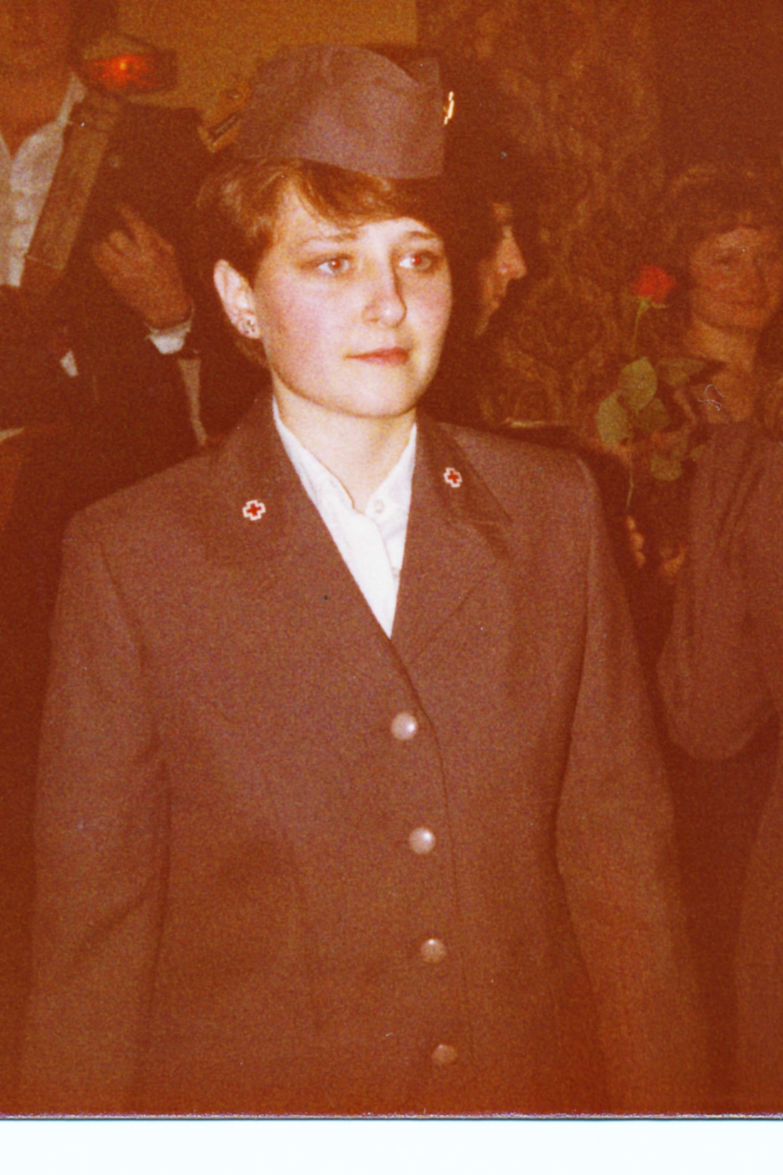 Rotes Kreuz: Christel Muth in der Rot-Kreuz-Uniform am Ball
