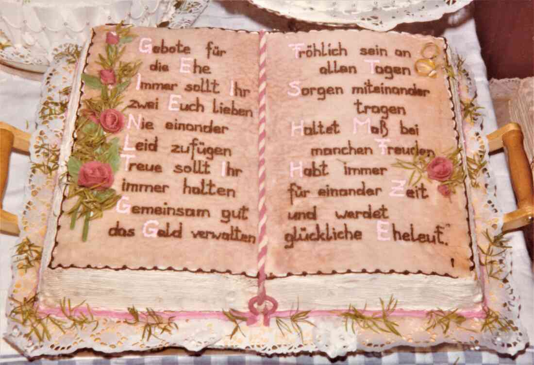 Kunstvolle Buchtorte zur Hochzeit - gebacken von Lidia Sterniczky (geb. Adorjan, *1936)