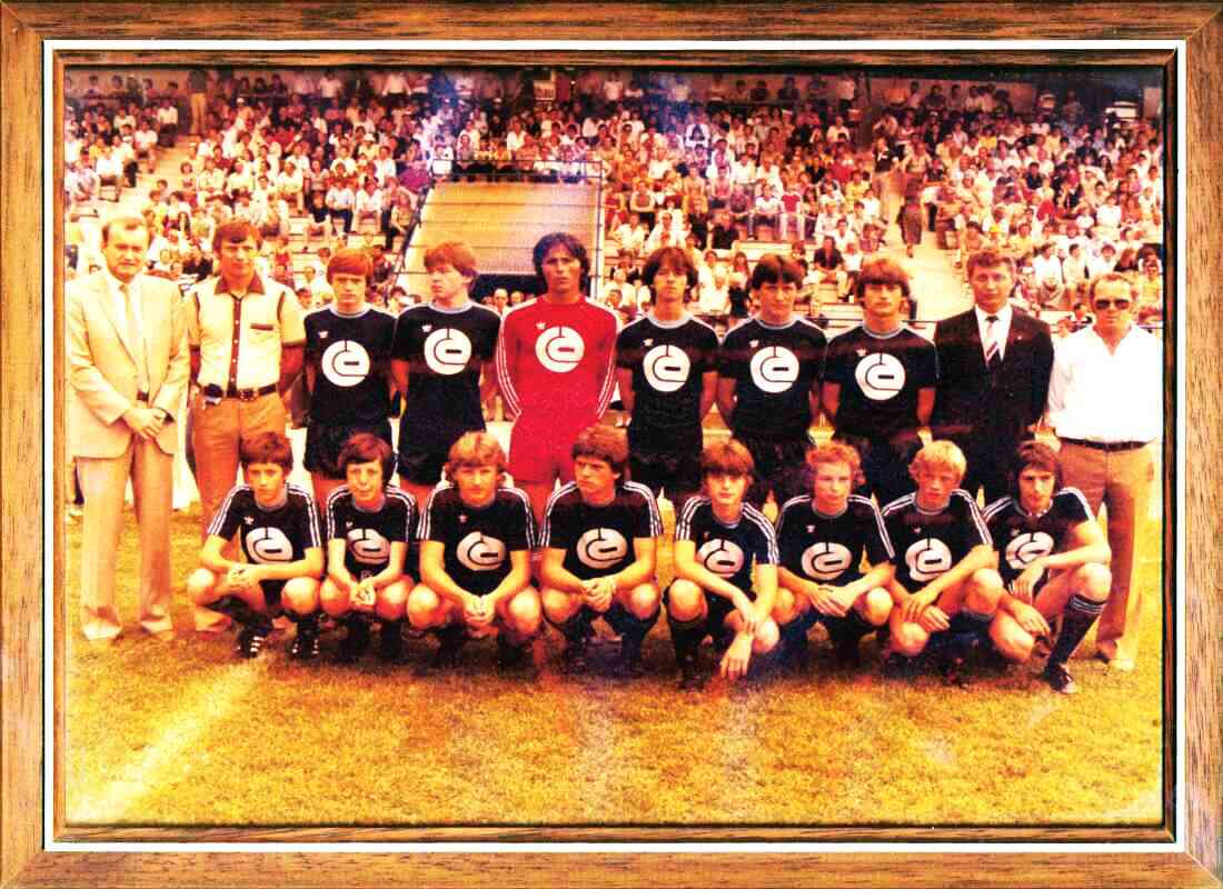 Fußball: SVO - U16 Mannschaft im Informstadion / Neuübernahme durch das Trainerduo Karl Nemeth und Otmar Schek - Sponsorinmg neuer Dressen durch die CA