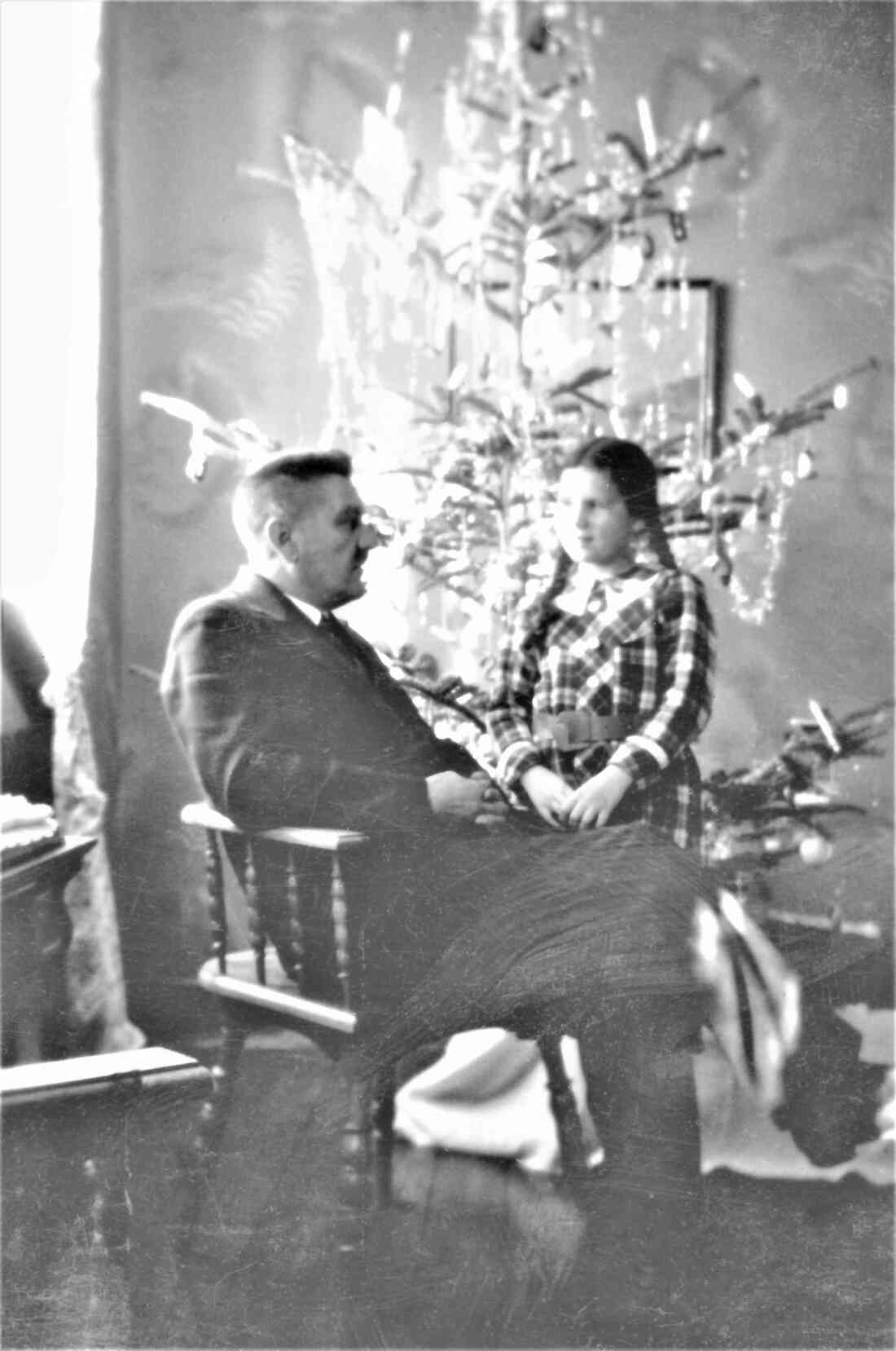 Weihnachten 1932: Vater DI Karl Resch (*1899/+1965) und Tochter Maria (*1927/+1982) vor dem Christbaum (Ambrosigassse 15)