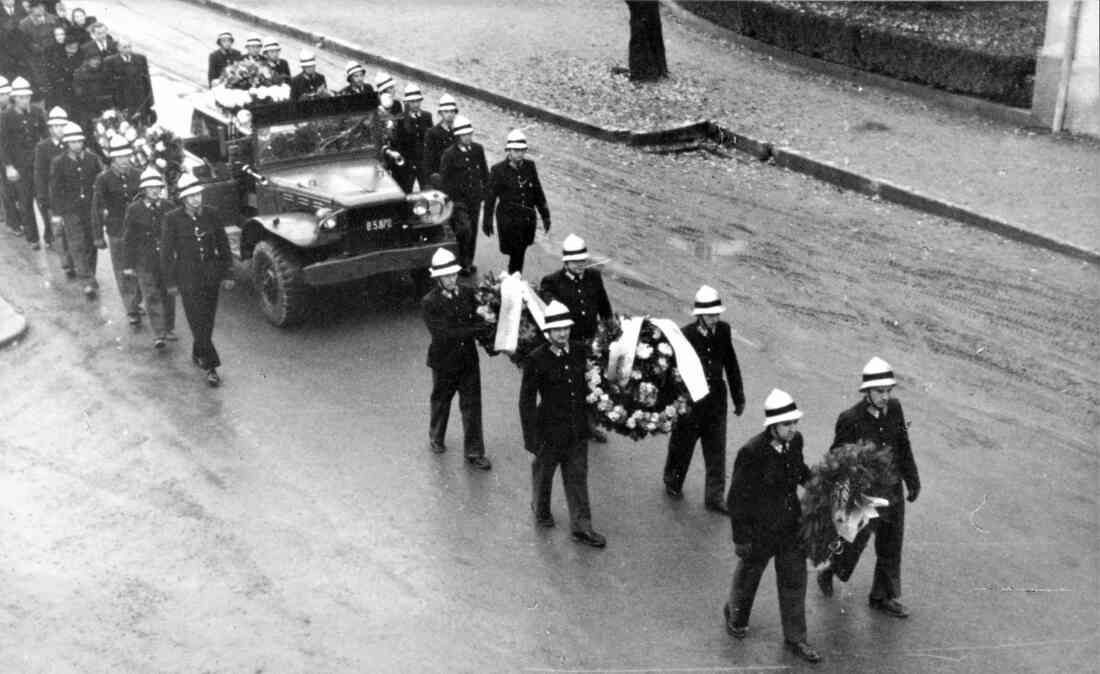 Feuerwehr: Trauerzug - Begräbnis Samuel Hutter +12.11.1957 (evang. AB)