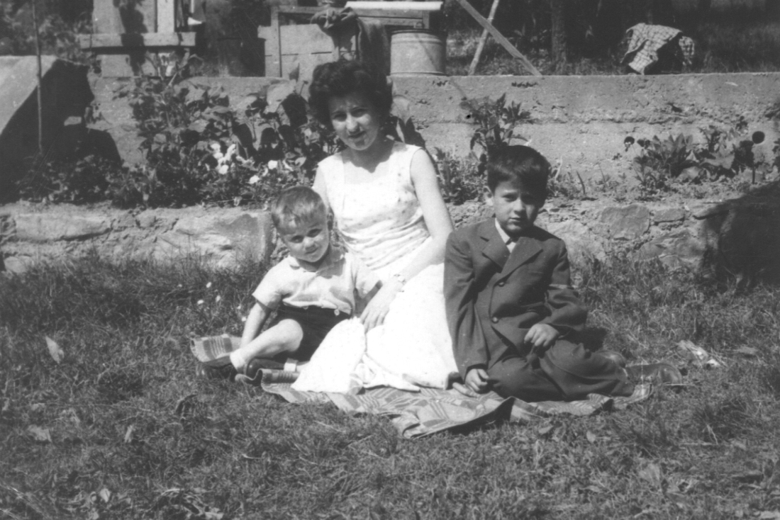 Emilie Bauer (geb. Erdely, *1935/+2025) mit ihren Neffen