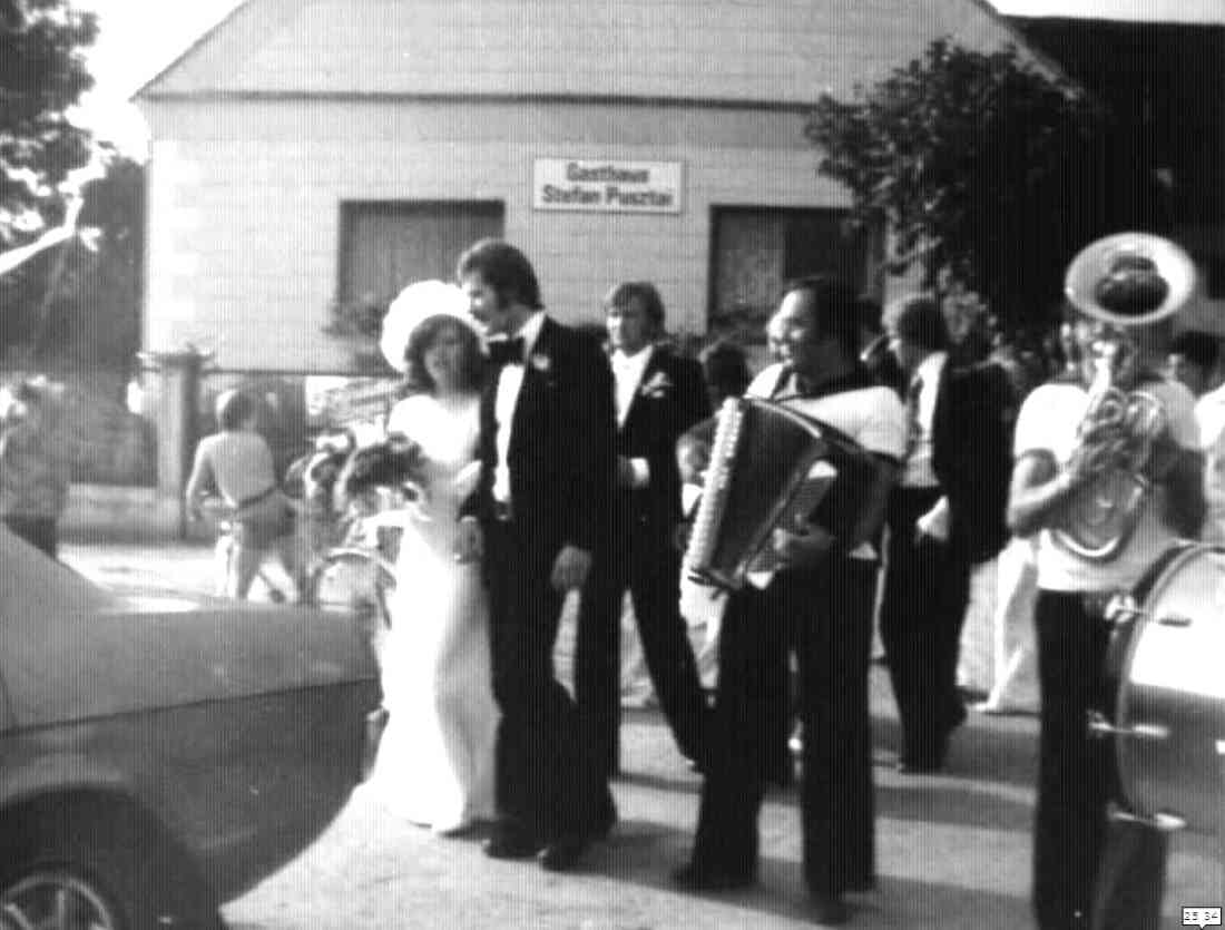 "Lajcsi Muzsikas" - Der Musikant Ludwig Gangoly (*1932/+2014) spielt bei der Hochzeit der Tochter des Hauses vor dem Gasthaus Pusztai auf (linke Bachgasse 46) - Holler/Pleier/Schwarz