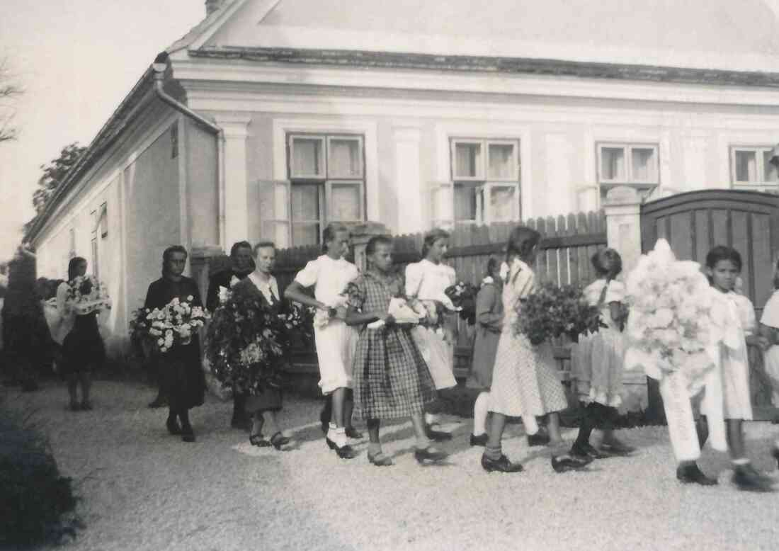 Begräbnis Johann Böcskör (*1922/+1941): die jungen Mädchen verlassen die ref. Kirchengasse in Richtung Friedhof mit Totenkrone