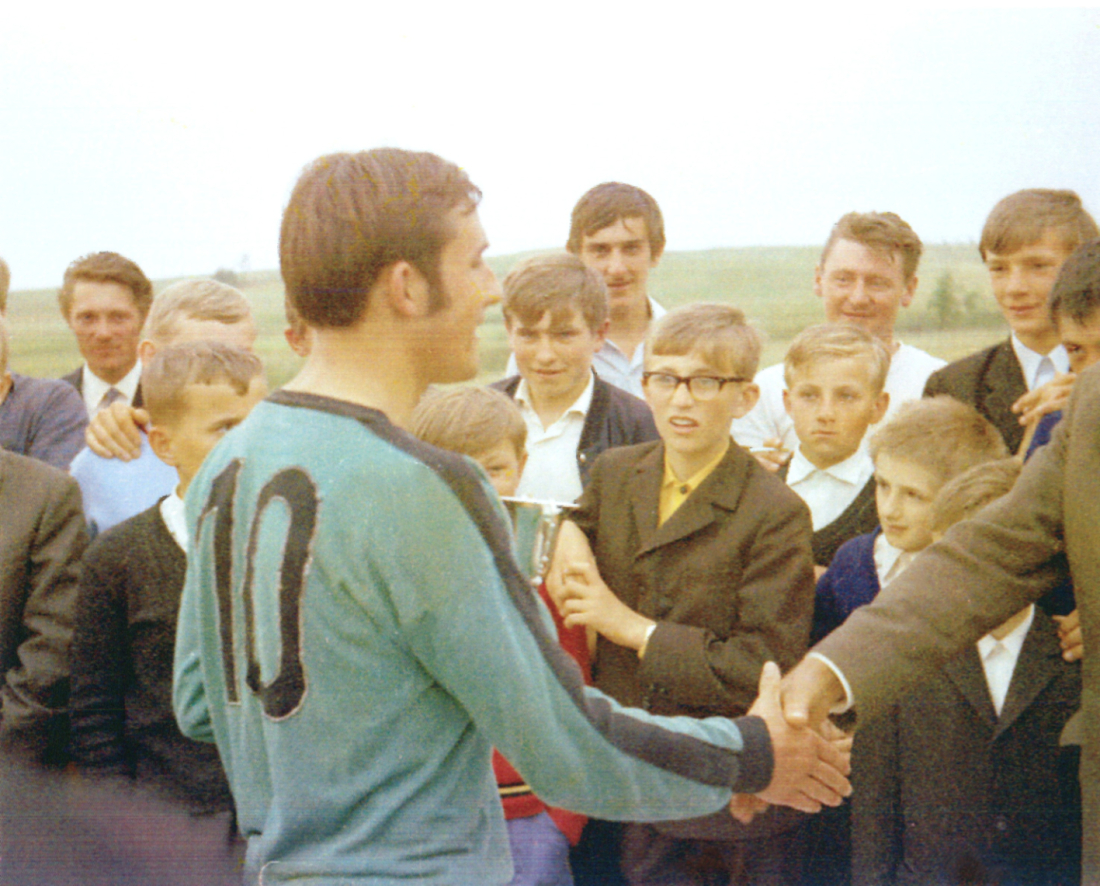St. Martin - Fußball: Johann Röhrling bei der Pokalüberreichung - Horvath/Garber/Schuch/Guger/Wukits