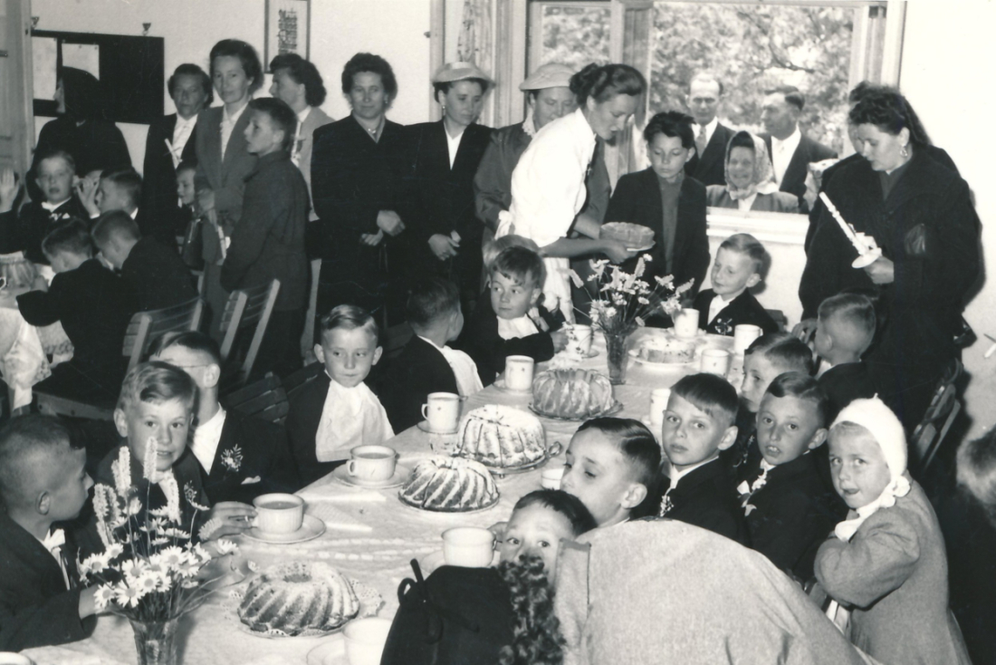 Röm. kath. Pfarre: Erstkommunion 1957 - Szabo/Toth/Schranz/Asboth/Balla/Pongratz/Seper/Benkö/Graf/Schranz/Seper/Klimek/Drobits