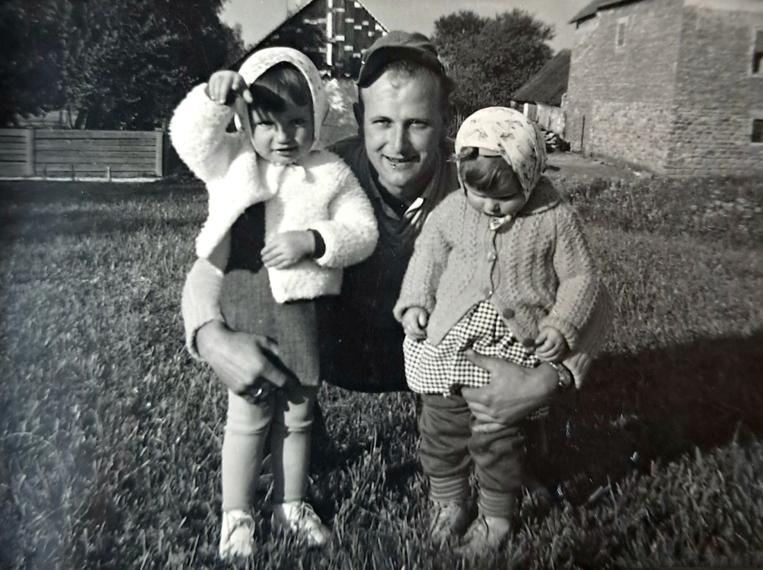 Johann Mohat mit den zwei Kleinen im Frühling 1962
