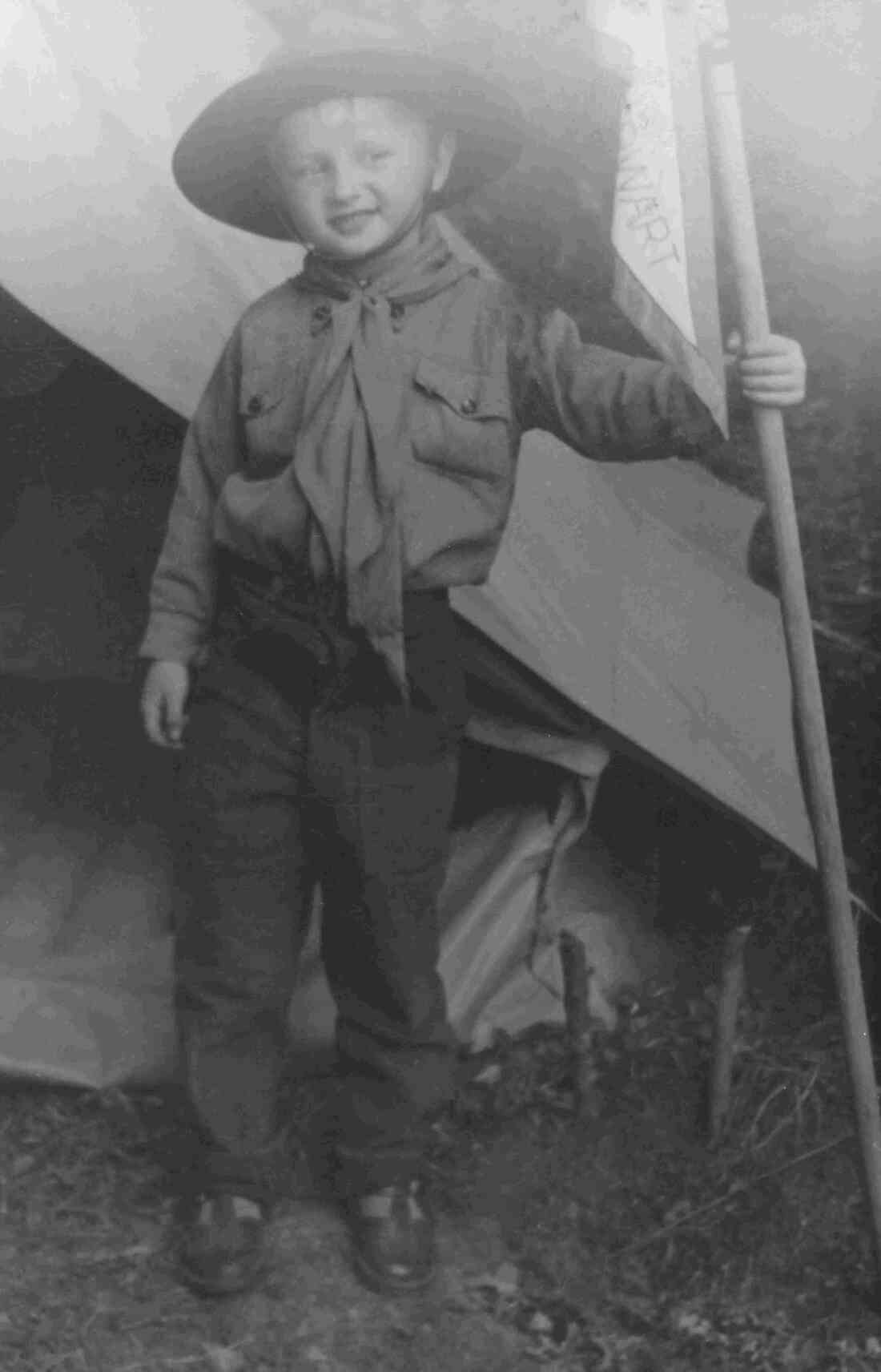 Siegfried Samer (*1955) als Wölfling mit der Oberwarter Pfadfinderfahne vor einem Zelt beim Lager in Rechnitz