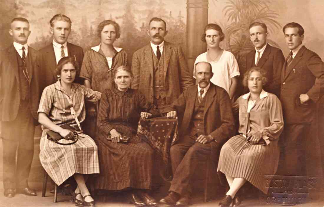 Fam. Johann Miertl sen. (*1864/+1954) und Maria Miertl (geb. Gossy, *1866/+1931)