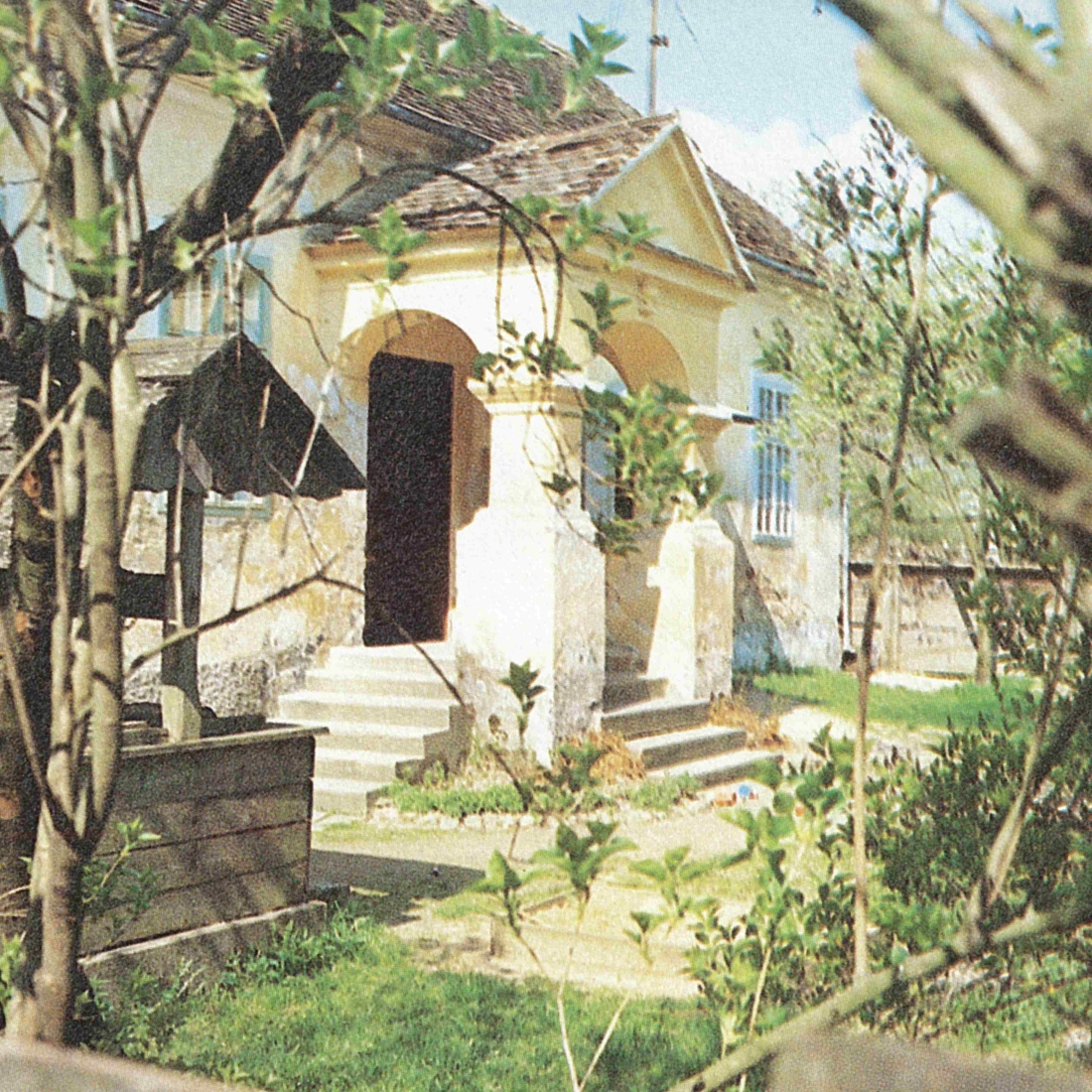 Haus Graf Erdödystraße 22 mit Arkaden über Giebelhaube und Hausbrunnen
