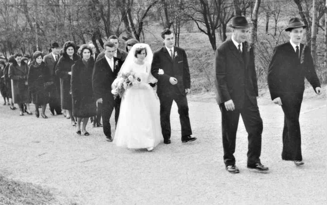 Hochzeit Maria Janisch (*1948/+2020) und Stefan Ritter (*1942) / Vor dem Einzug in die Kirche