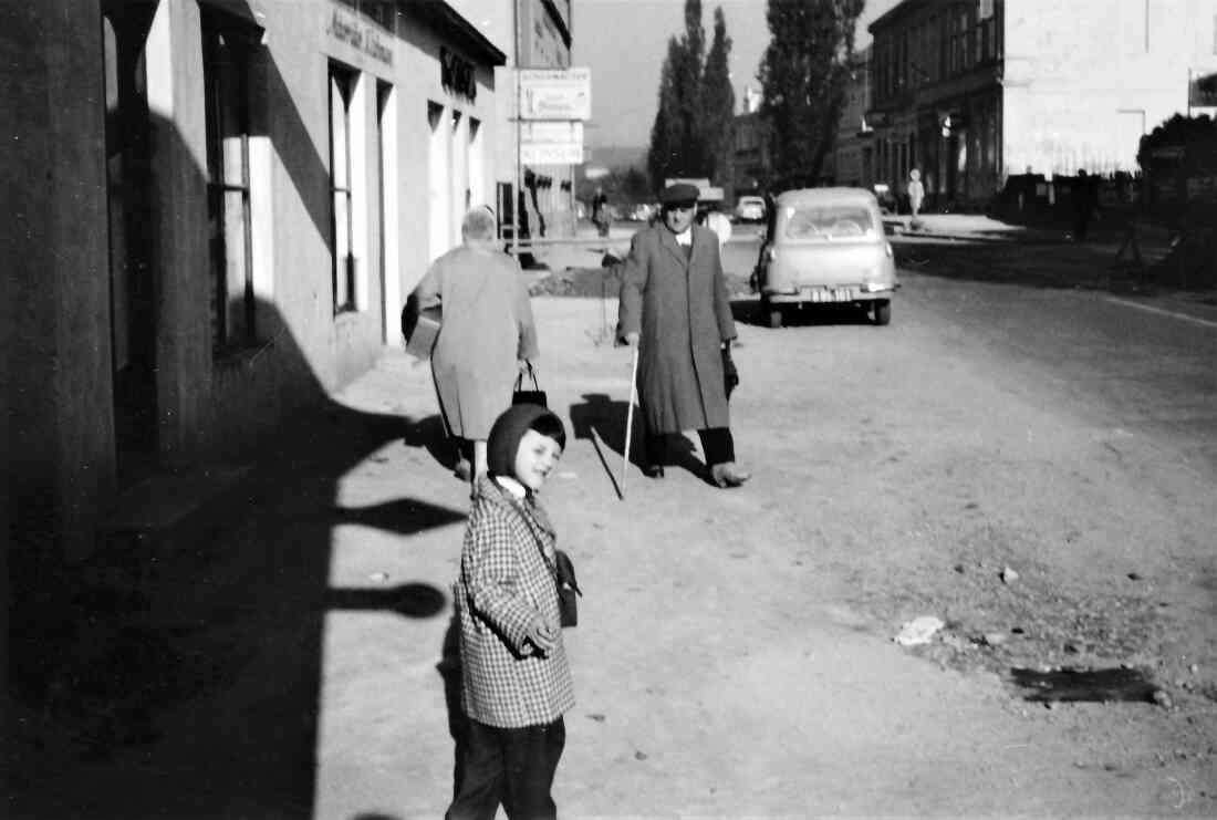 Steinamangererstraße: Vor dem Haus Nr. 4