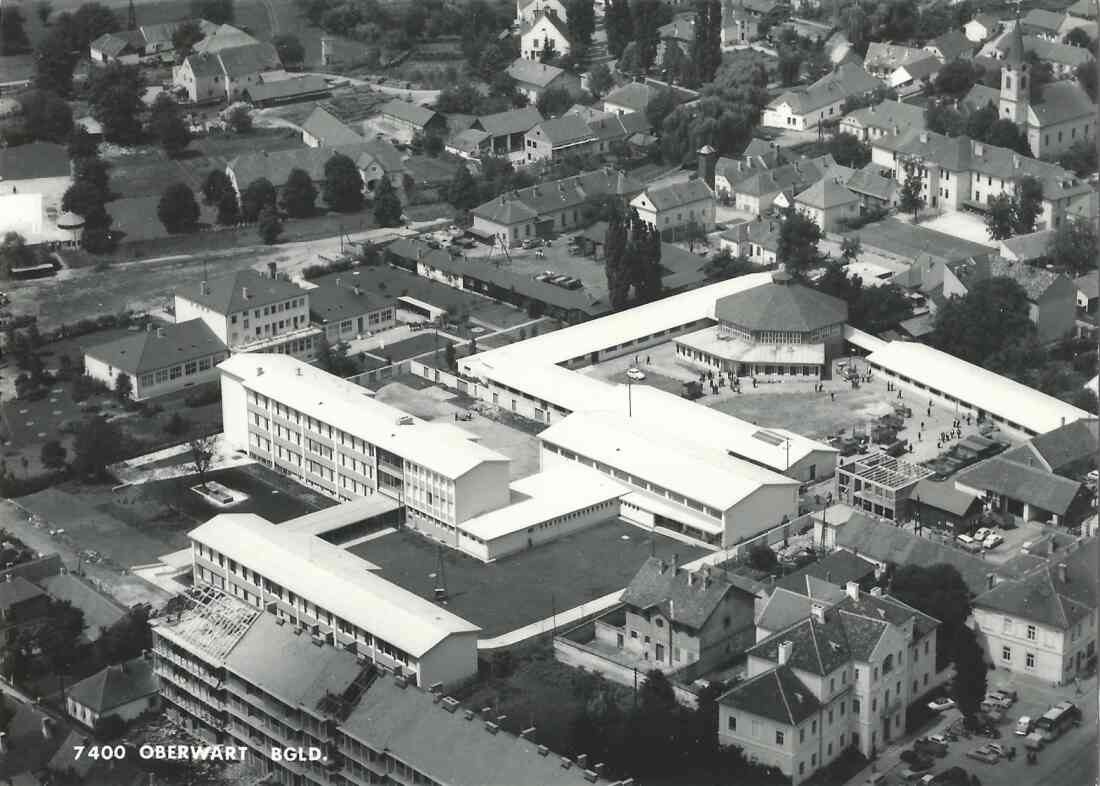 Flugaufnahme/Luftbild: Innenstadtbereich 1962 - Blick auf die Zentralschule und das nordwestlich anschließende Gelände des Viehmarkts