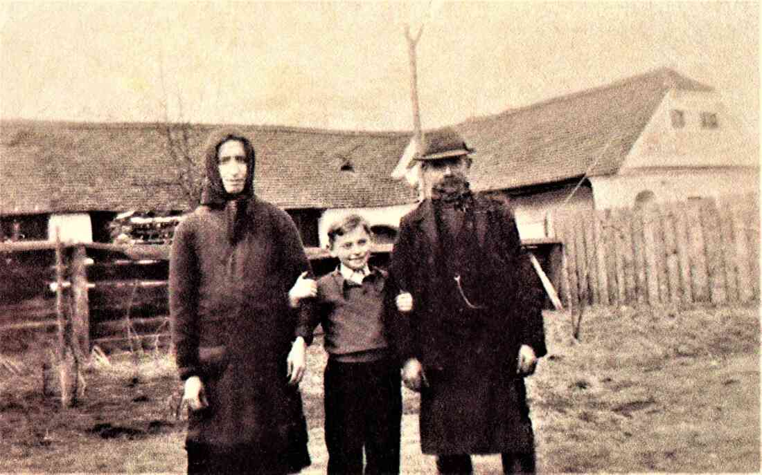 Ludwig Tölly (*1934) mit seinen Eltern Szofia und Sandor (Alexander) vor dem Haus Pfluggasse 9