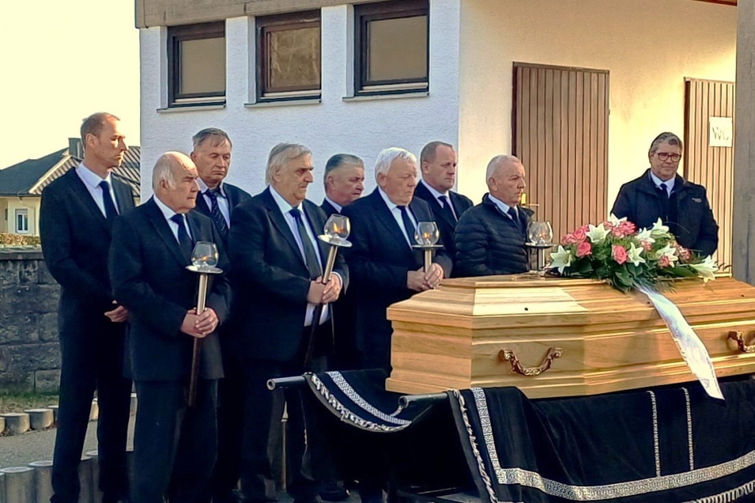 St. Martin: Sargträger, Lichtträger und Bestatter bei einem Begräbnis - Röhrling/Garber/Ratz/Guger/Halper/Bernhard/Tölly