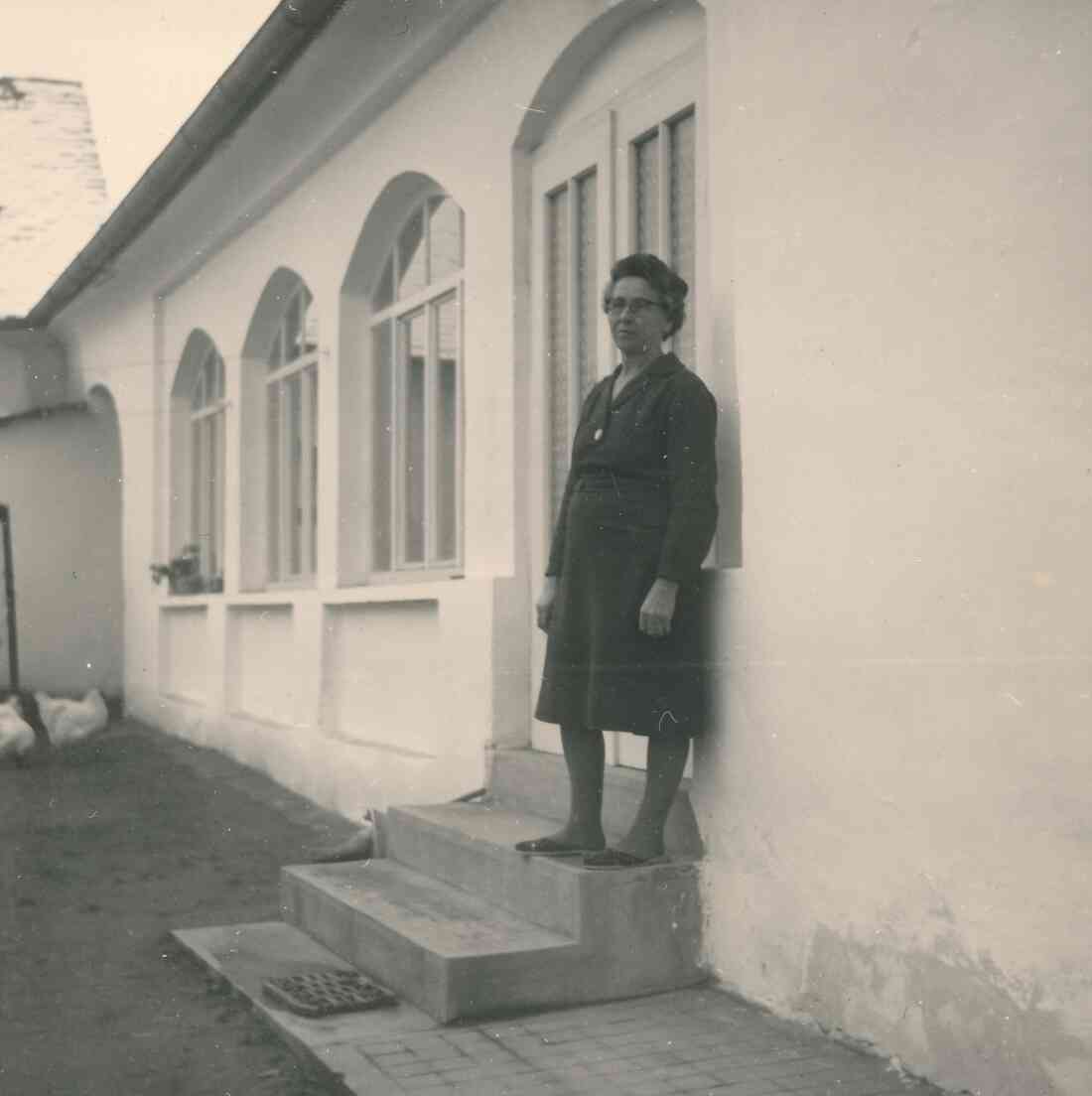 Frau Anna Benkö (geb.Szalay) vor dem bereits mit Glasfenstern geschlossenen Arkadengang des Hauses Hyrtlgasse 8