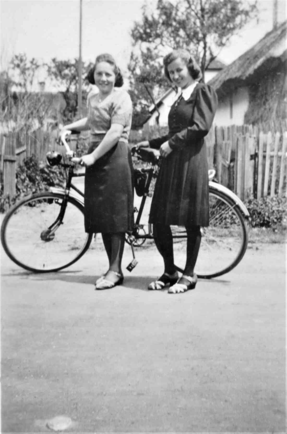 Maria Raba (verh. Merth) und Maria Bertha (verh. Zambo) mit Fahrrad