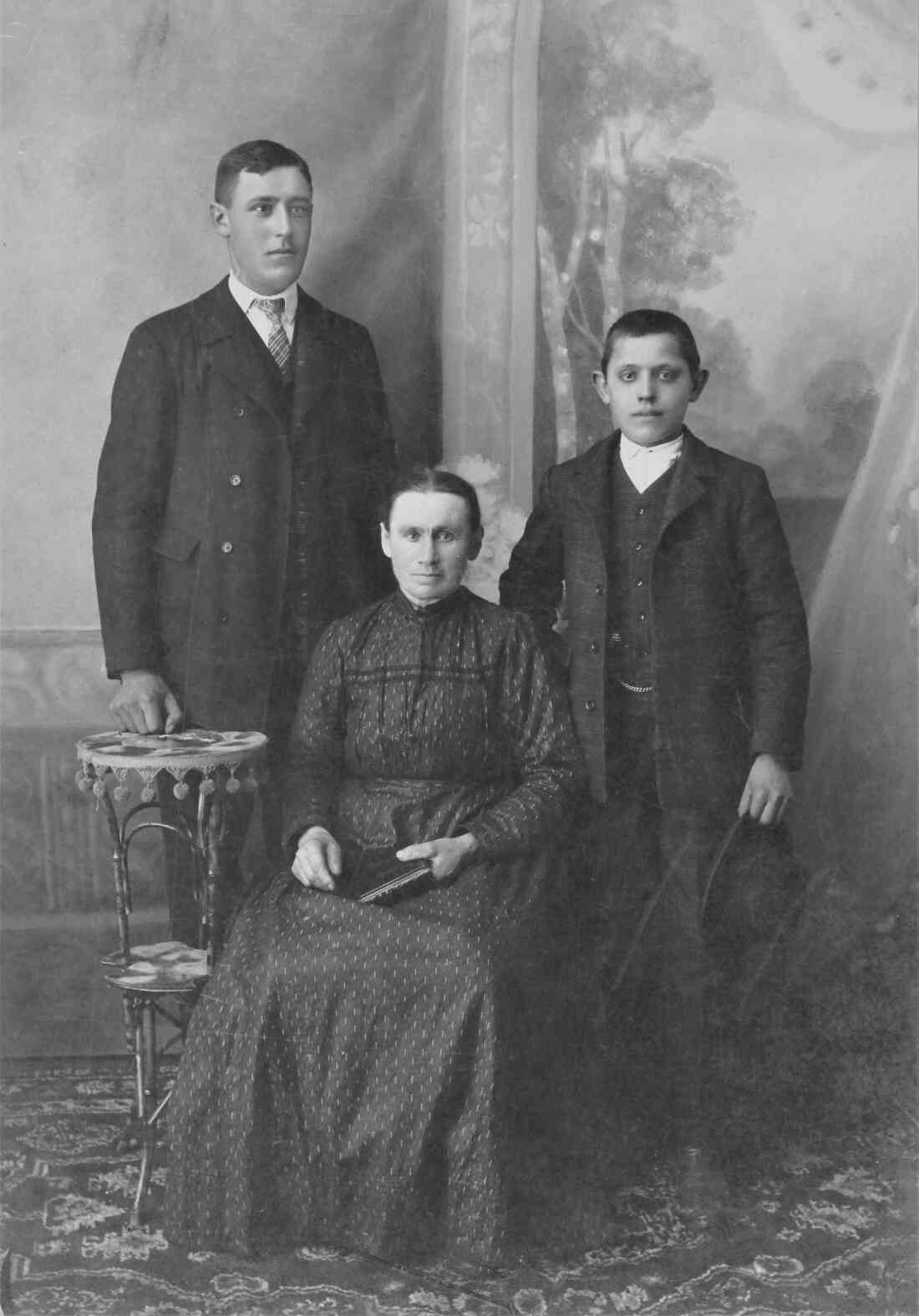 Familienfoto: Franziska Bertha mit Söhnen - Portrait