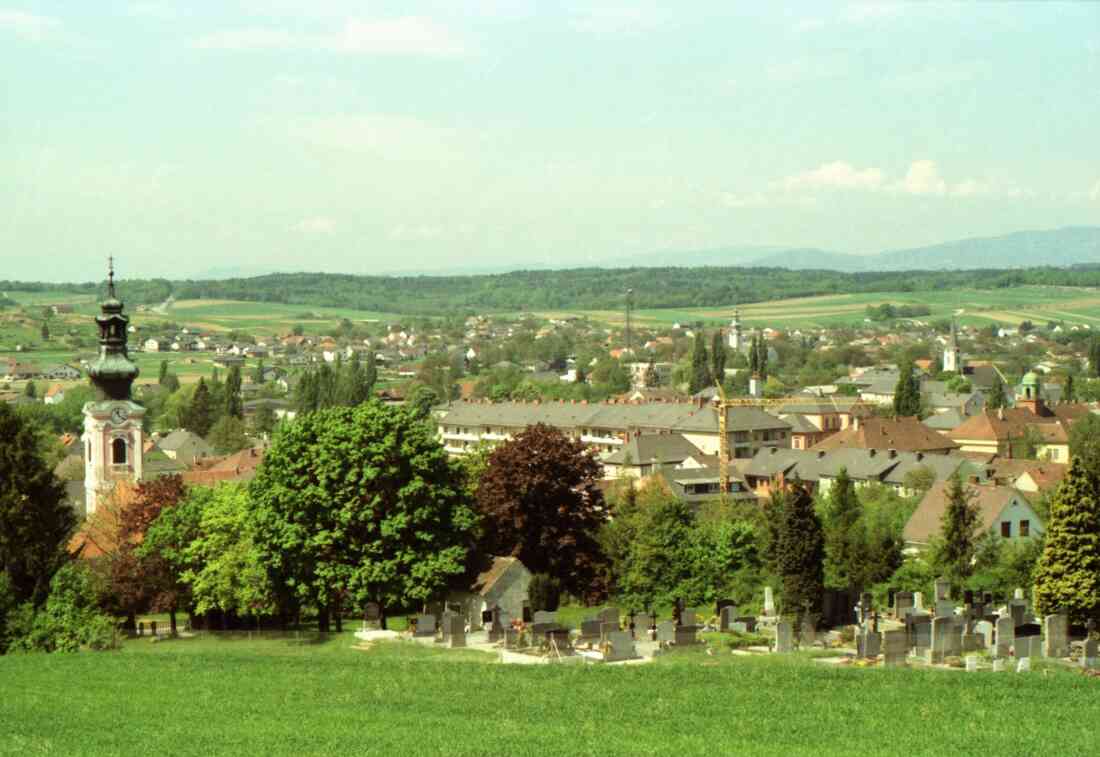 Blick über einen Teil des kath. Friedhofs gegen Westen und die drei Kirchen