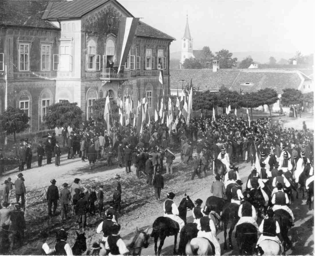 Festzug und Kundgebung am Hauptplatz vor dem Gerichtsgebäude