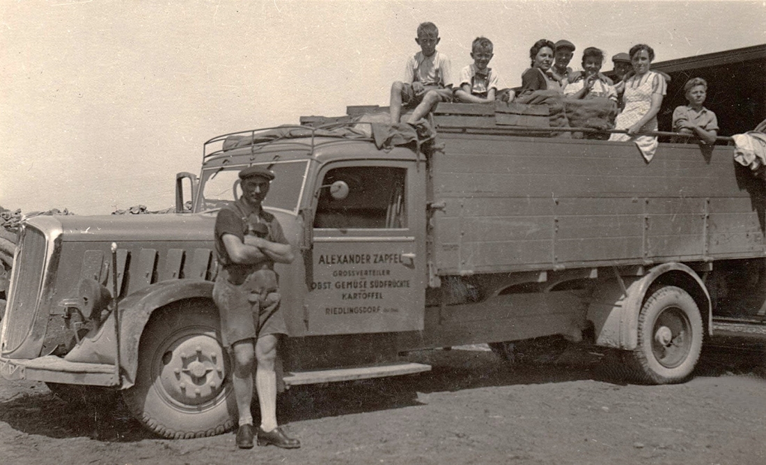 Johann Ruzsa (*1914/+1996) als LKW-Chaffeuer der Firma Alexander Zapfel / Riedlingsdorf