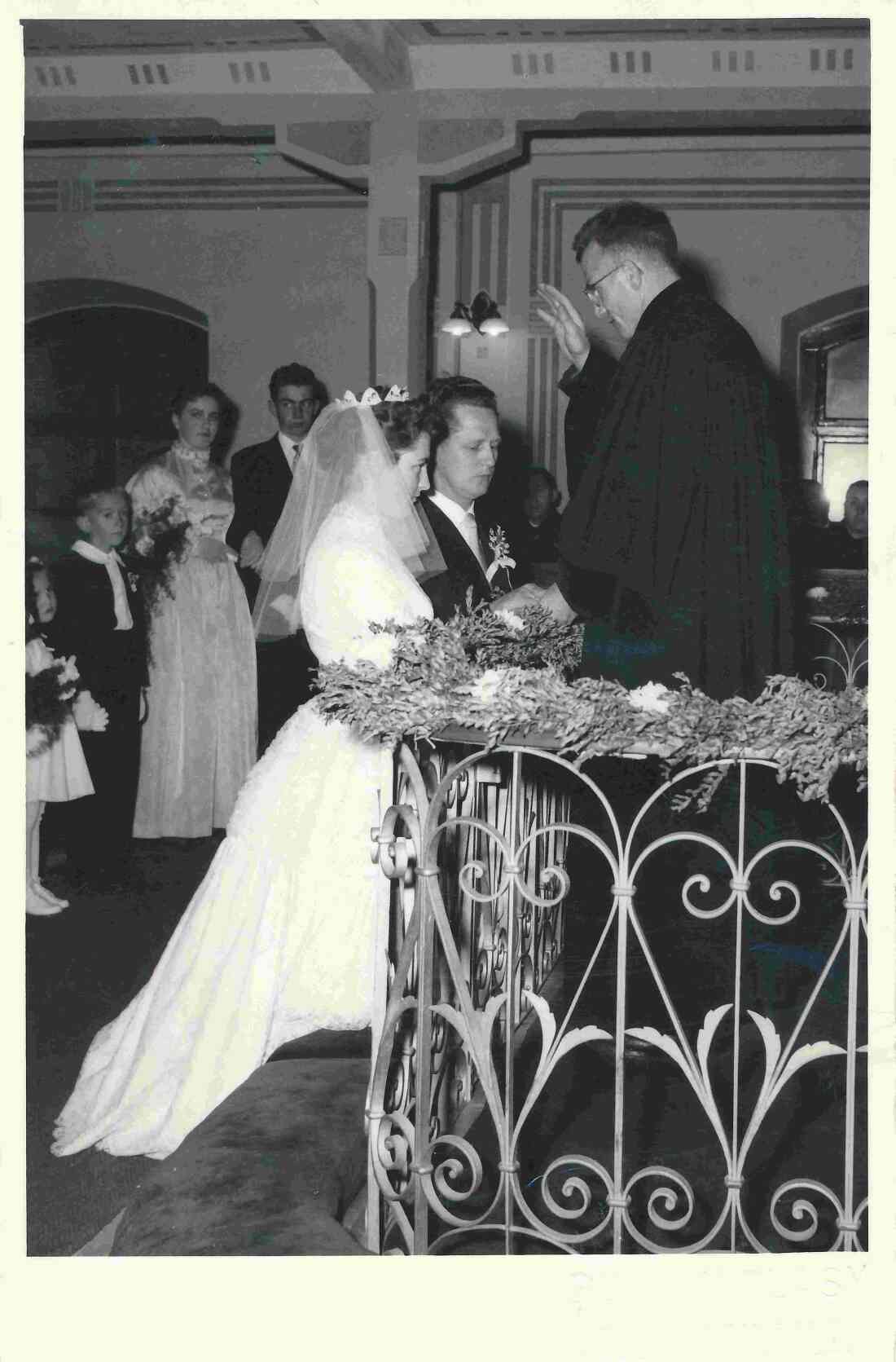 Hochzeit Gustav Neubauer und "Gretl" Margareta Brandstätter: vor dem Traualtar - Brunner/Ruzsa/Böhm