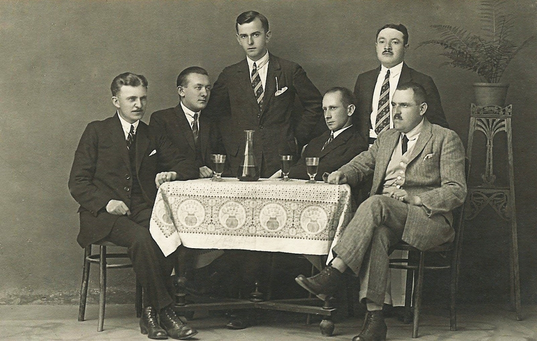 Herrenrunde mit Lehrer Alexander Schranz (*1899/+1979)