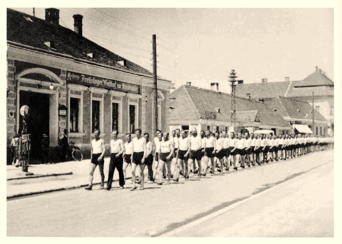 Das in Oberwart stationierte Gebirgsjägerregiment 138 in Vorbereitung auf den Polenfeldzug 1939 vor dem Gasthof Freizslinger (auch Freizslinger-Freisslinger-Freislinger)
