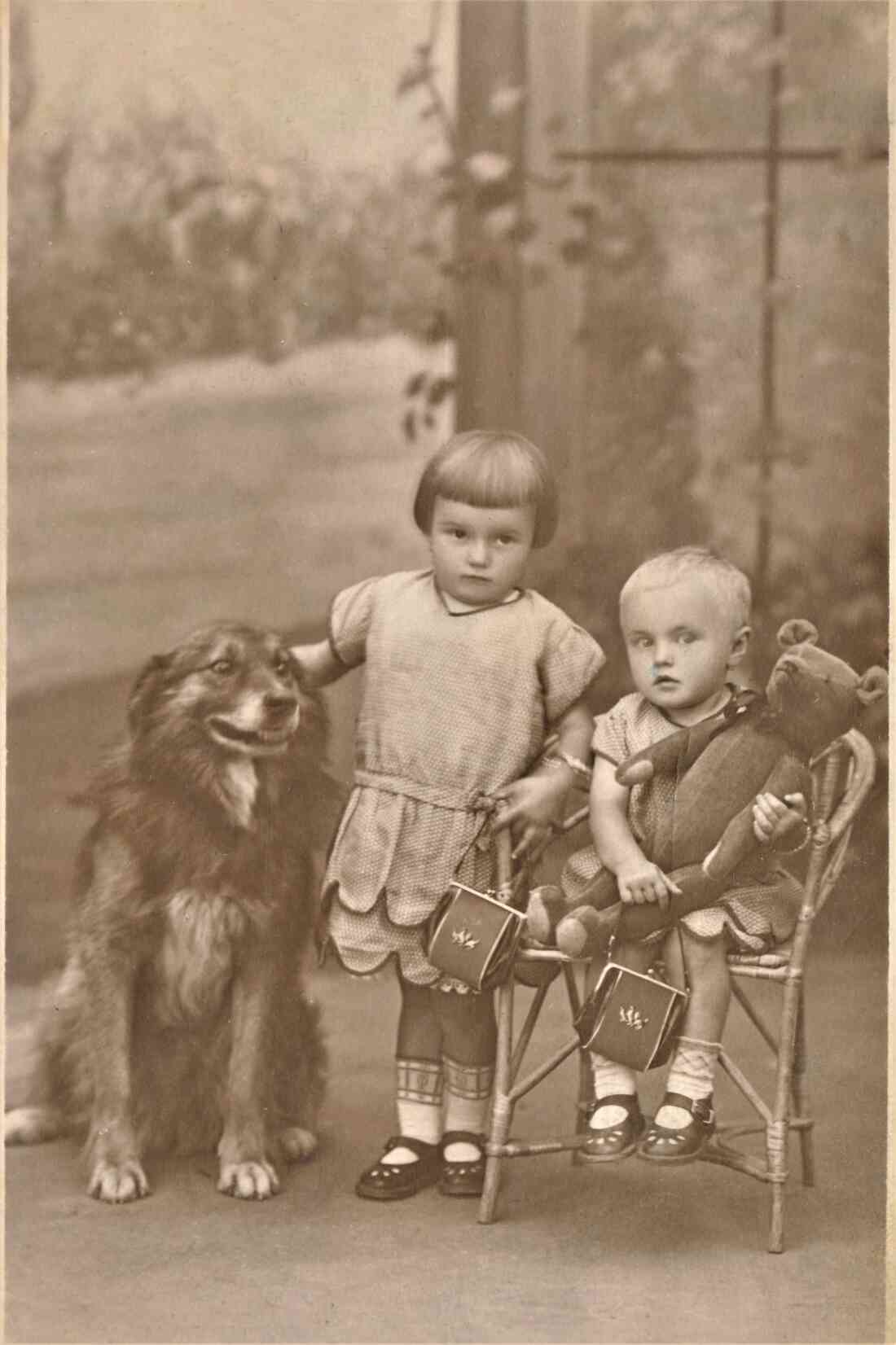 Hund Troll und die Schwestern Olga (*1926 / +2008) und Grete (*1927) Vörös