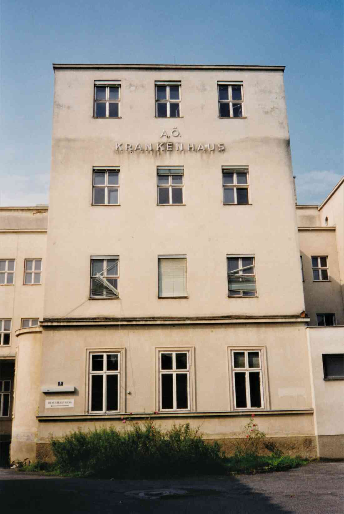 Das Alte Krankenhaus (Spitalgasse / heute Dr. Emmerich Gyenge-Platz): leerstehend und dem Verfall preisgegeben