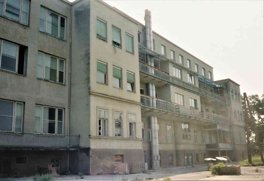Das Alte Krankenhaus (Spitalgasse / heute Dr. Emmerich Gyenge-Platz): leerstehend und dem Verfall preisgegeben