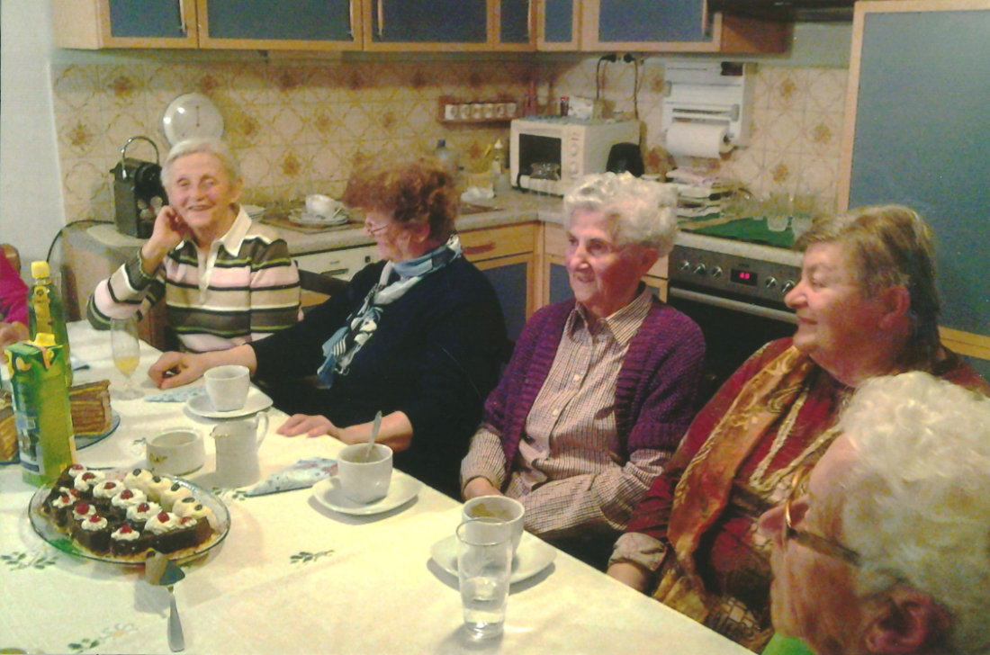St. Martin: eine Gruppe von Freundinnen feiert mit Kuchen und Kaffee den 79. Geburtstag von Margarethe Guger - Bernhard/Halper/Guger/Wesely