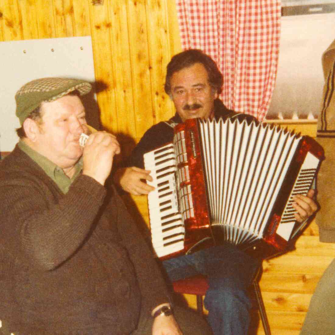 "Lajcsi Muzsikas" - Ludwig Gangoly (*1932/+2014) spielt in der Hütte am Pinkateich auf - Nemeth