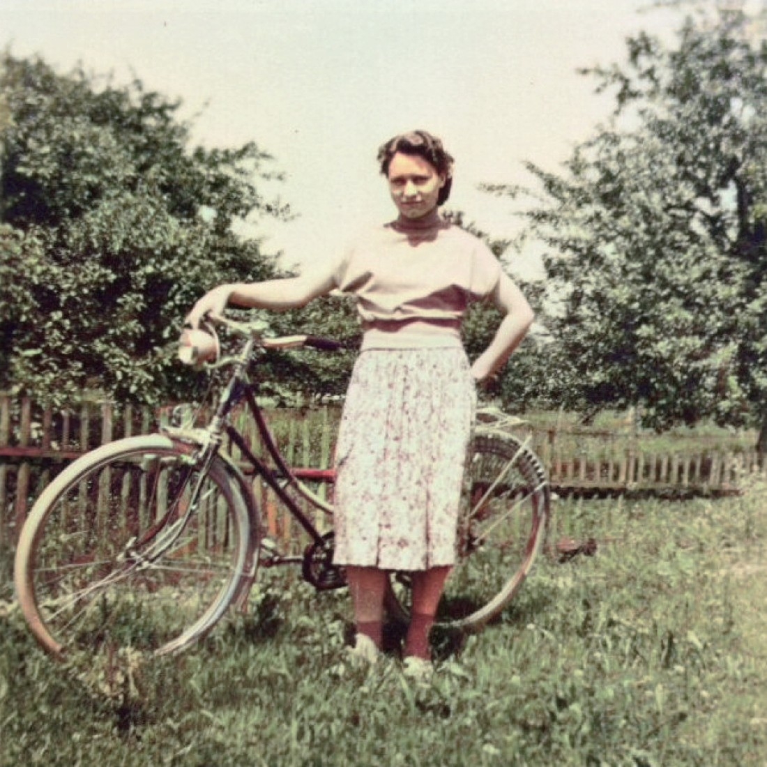 Margaretha Simkovits (verh. Miertl, *1931/+2024) mit ihrem Fahrrad