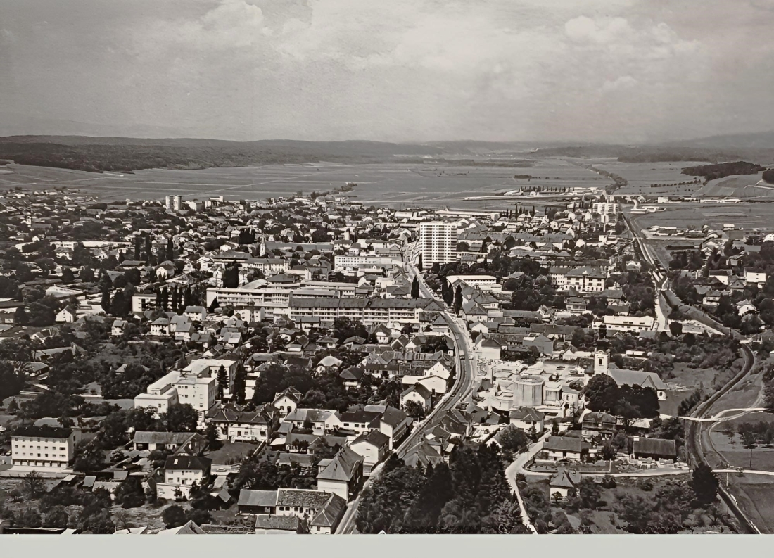 Luftbild: Blick gegen NW über Teile der Steinamangererstraße und der Wienerstraße / Zentral das 1972 fertiggestellt Hochhaus (Wienerstraße 2)
