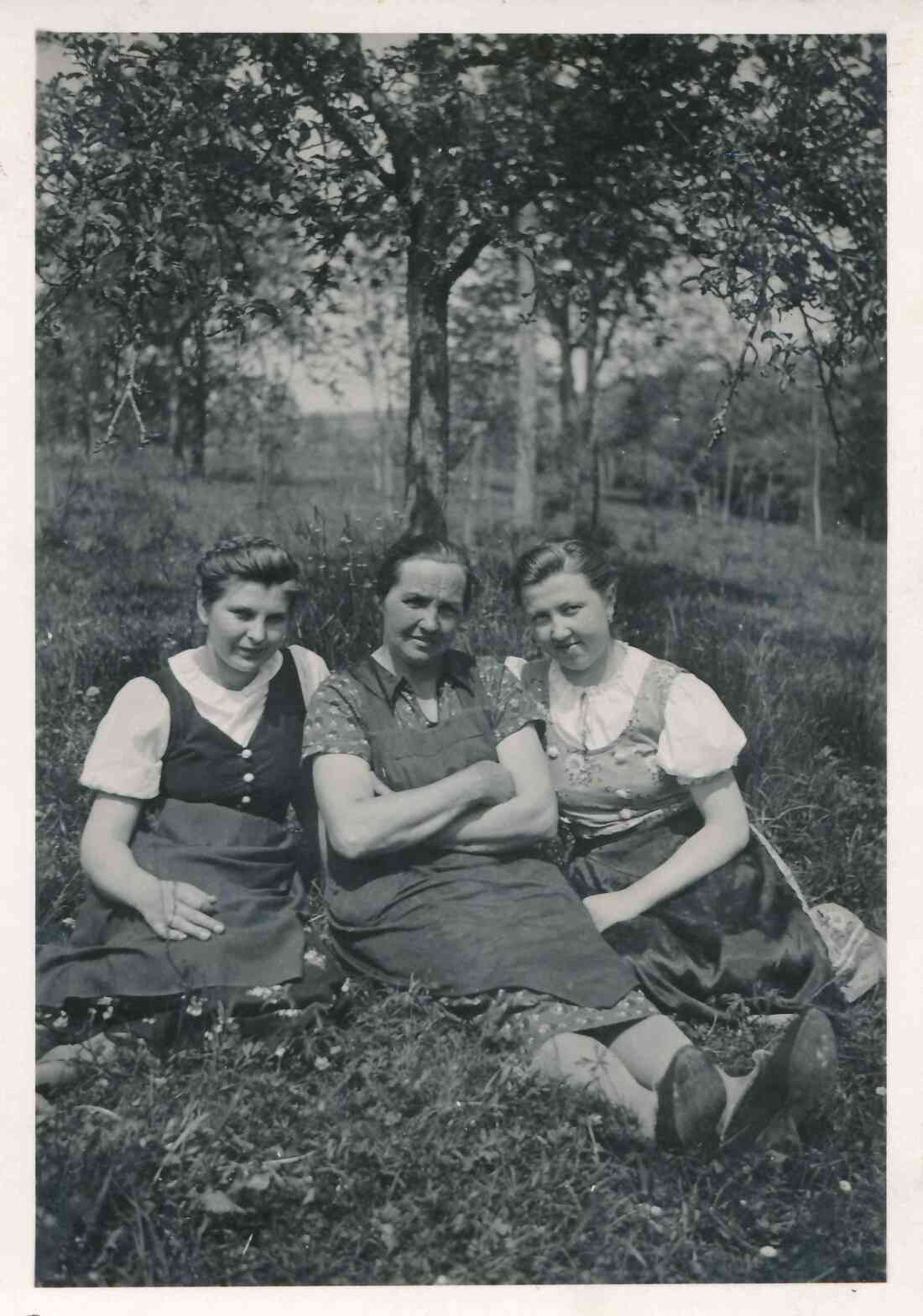 Zwei Imre-Schwestern mit ihrer Mutter Julianna Imre (geb. Sisko)