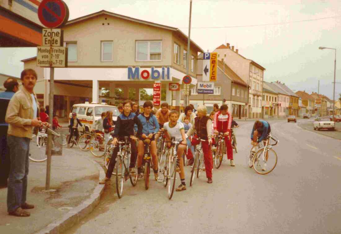 COOP (Wienerstraße 13): die Sportabteilung organisiert einen Fahrradtag - Kurz / Blick entlang der Wienerstraße