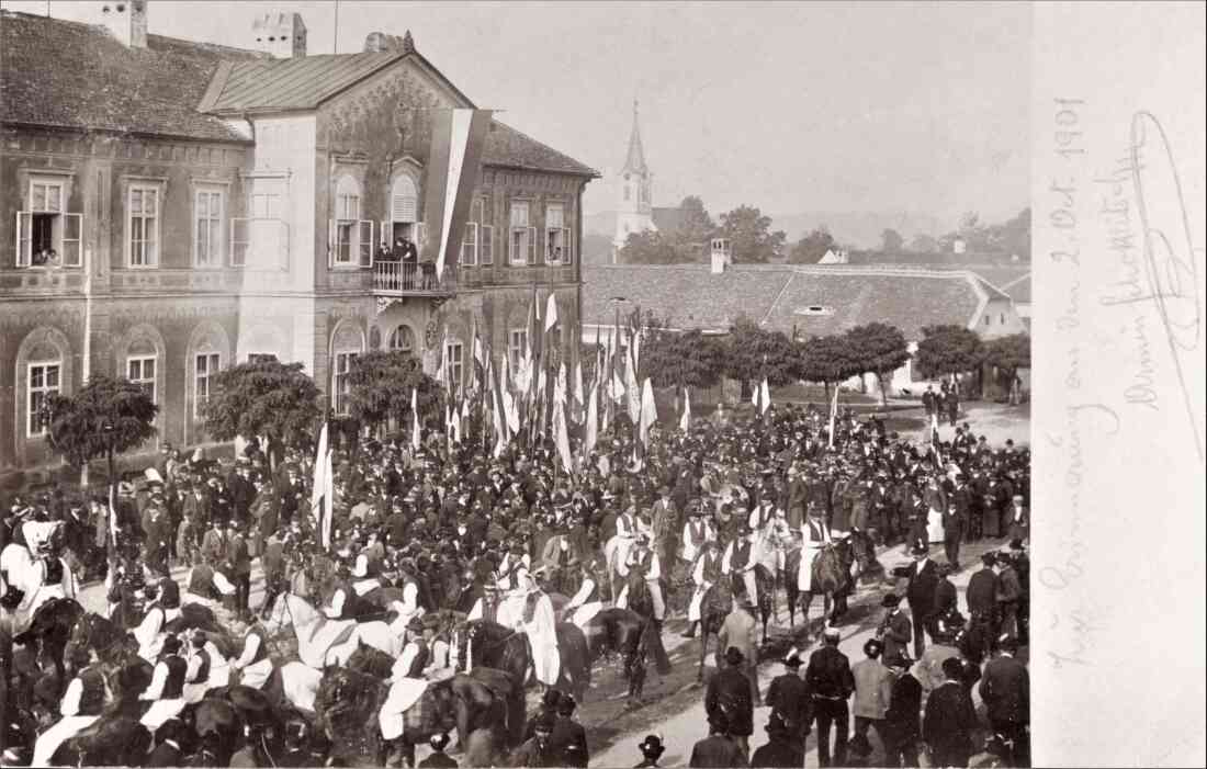 Festzug und Kundgebung am Hauptplatz vor dem Gerichtsgebäude