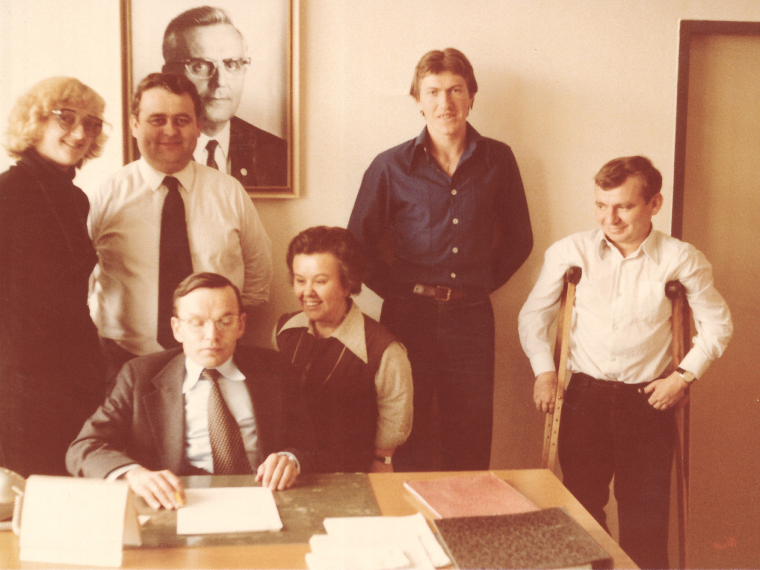 Büro-Mitarbeiter der Bewag vor dem Konterfei von LH Theodor Kery - Pahr/Gamauf/Mayerhofer/Strauss/Einfalt