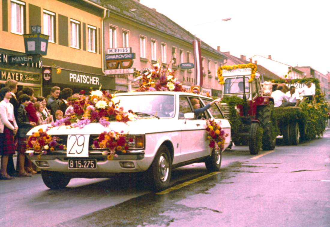 Der Wagen der Gärtnerei Graf beim Erntedankumzug 1978