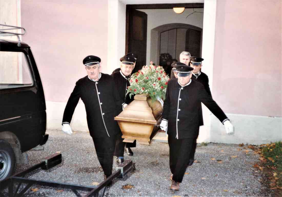 Begräbnis Emmerich Benkö (*1921 / +1992): die Träger bringen den Sarg aus der alten röm. kath. Pfarrkirche, die als Ort der Begräbnisliturgie dient